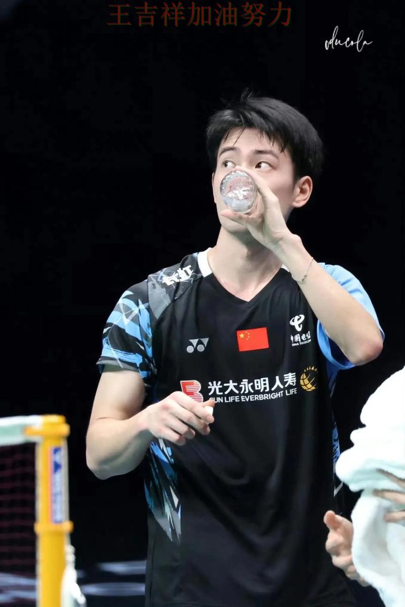 中国羽毛球队末节发力完成逆转 球迷对表现评价两极分化 中国羽毛球队末节发力完成逆转 球迷对表现评价两极分化